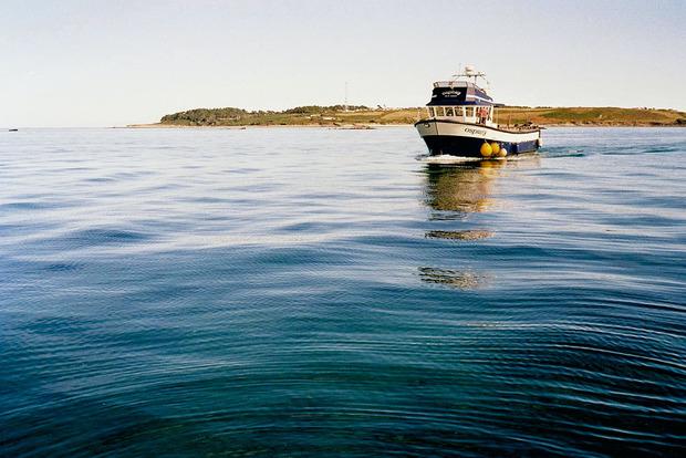 'Osprey', een van de tien vaartuigen van de coöperatieve St. Mary's Boatmen's Association, die het transport tussen de eilanden verzorgt.