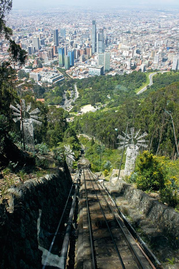Een treintje en een kabelbaan leiden naar de top van Monserrate.