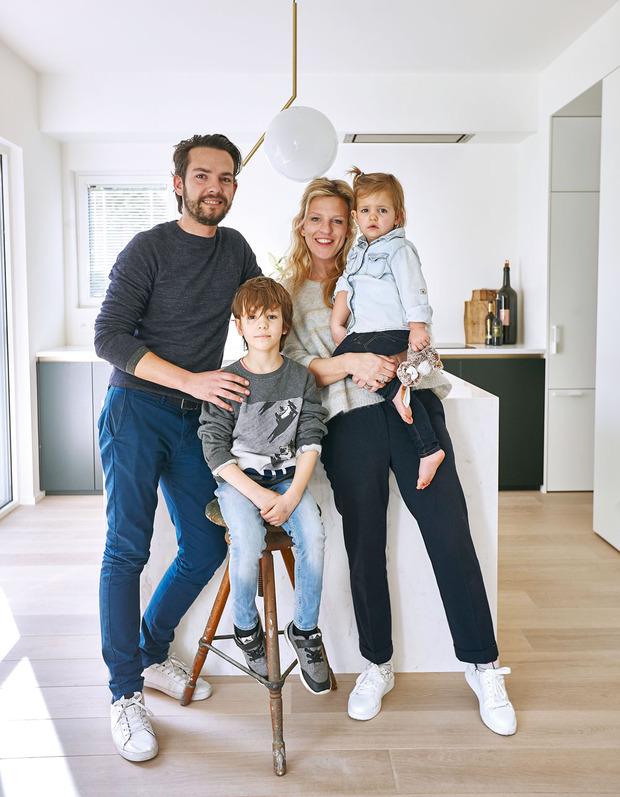 Nathalie en Laurent met hun kinderen: het is een uitdaging om van een doorsneewoning iets apart te maken. 