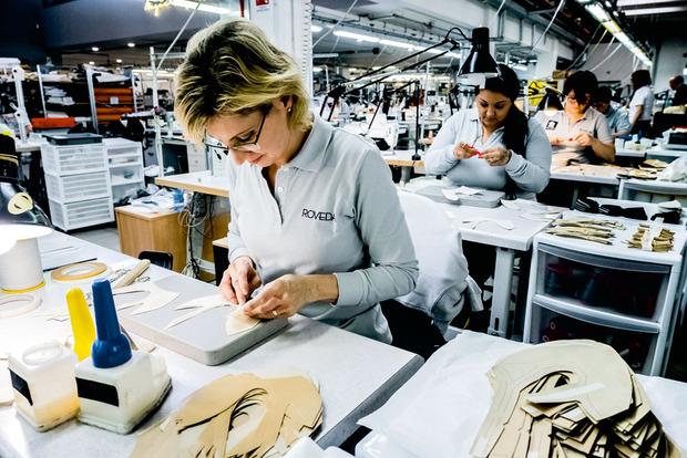 Op bezoek in het atelier waar de iconische Chanel-schoen wordt gemaakt
