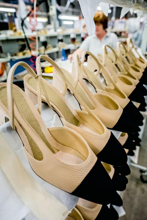 Op bezoek in het atelier waar de iconische Chanel-schoen wordt gemaakt