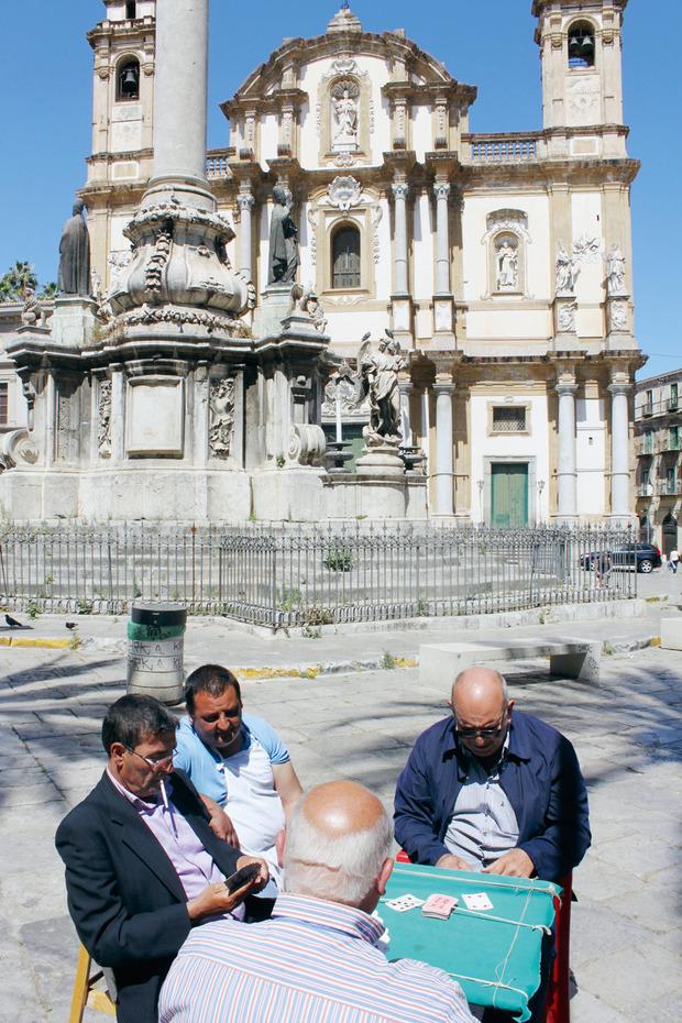 Het historische centrum van Palermo rijgt de pleintjes en monumenten aan elkaar.