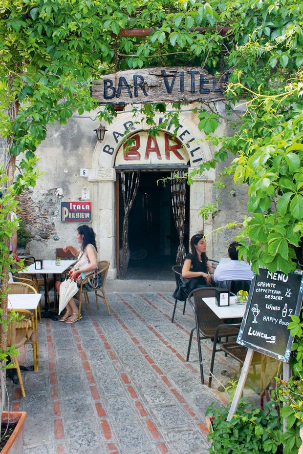 Bar Vitelli in Savoca, een bedevaartoord voor filmfanaten en wielertoeristen.
