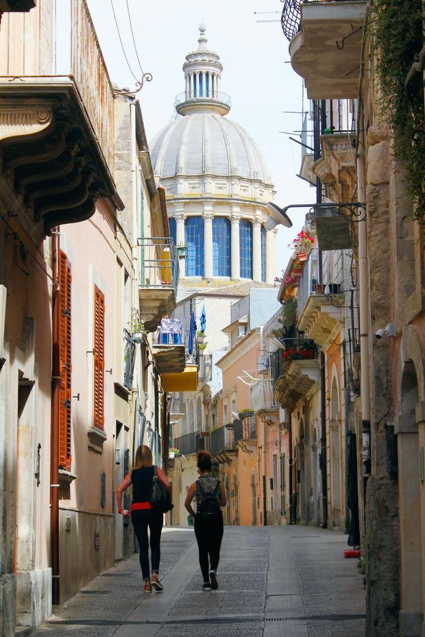 Steegje in Ragusa Ibla, met zicht op de koepel van de kathedraal.