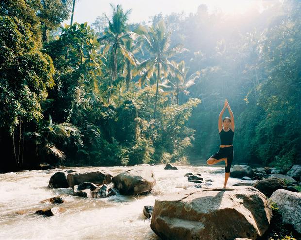 Yoga aan de Ayung-rivier in Bali. 