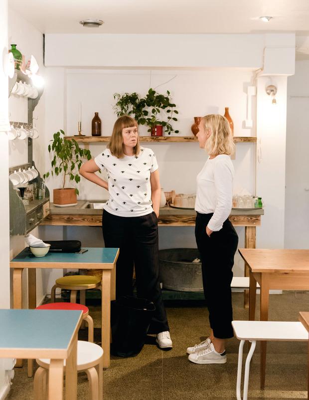 Martta Louekari en Miia Koski van Helsinki New, de zakelijk adviseur van de jonge modescene. 