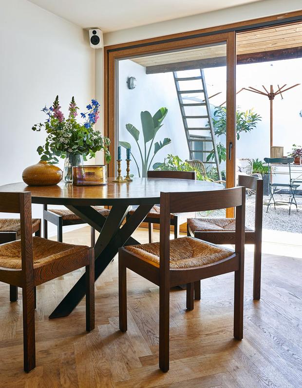 De prachtige ronde tafel is van de Nederlandse ontwerper Martin Visser. 