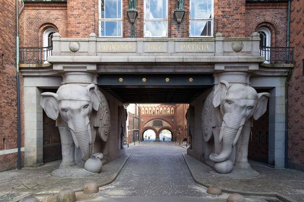 De olifantenpoort op de oude brouwerijsite van Carlsberg. Let op de swastika's op de flanken van de beelden: die waren tot de opkomst van het nazisme in de jaren '30 van de vorige eeuw een van de symbolen van het bedrijf. 