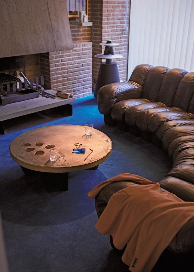 Een De Sede DS600: de perfecte erotique chic sofa in dit authentieke penthouse van architect Paul Caulier. De salontafel is van Yann Dessauvages. 