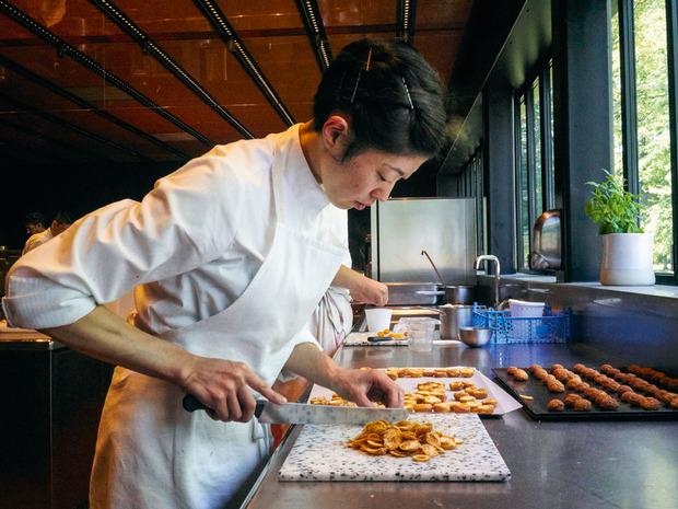 De koks komen van over de hele wereld. Japan is goed vertegenwoordigd, want ooit hoopt Michel Troisgros er een restaurant te openen.