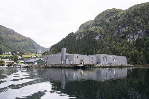 Zalmkwekerij Marine Harvest in Alesund, Noorwegen. In dit gebouw verblijven jonge zalmen - smolt - voor ze naar de zeenetten gaan. Ze krijgen hier vaccins toegediend.