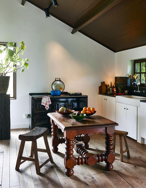 Het huis is warm, ietwat exotisch en vooral landelijk, zeker met de baroktafel in het eethoekje.