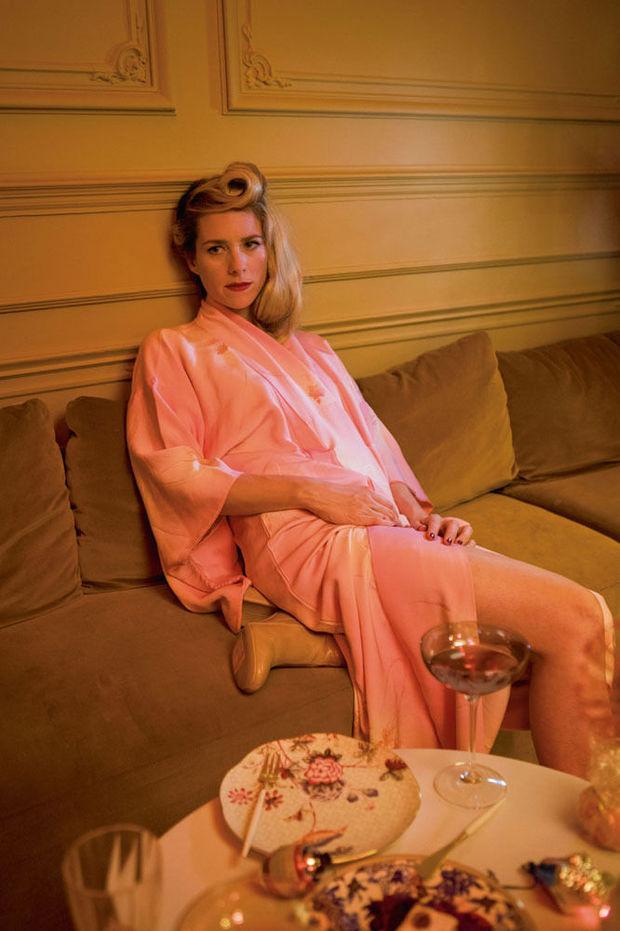 Sanne De Wilde: Roze kimono, vintage bij Episode. Lichtroze leren enkellaarzen, Camidy.