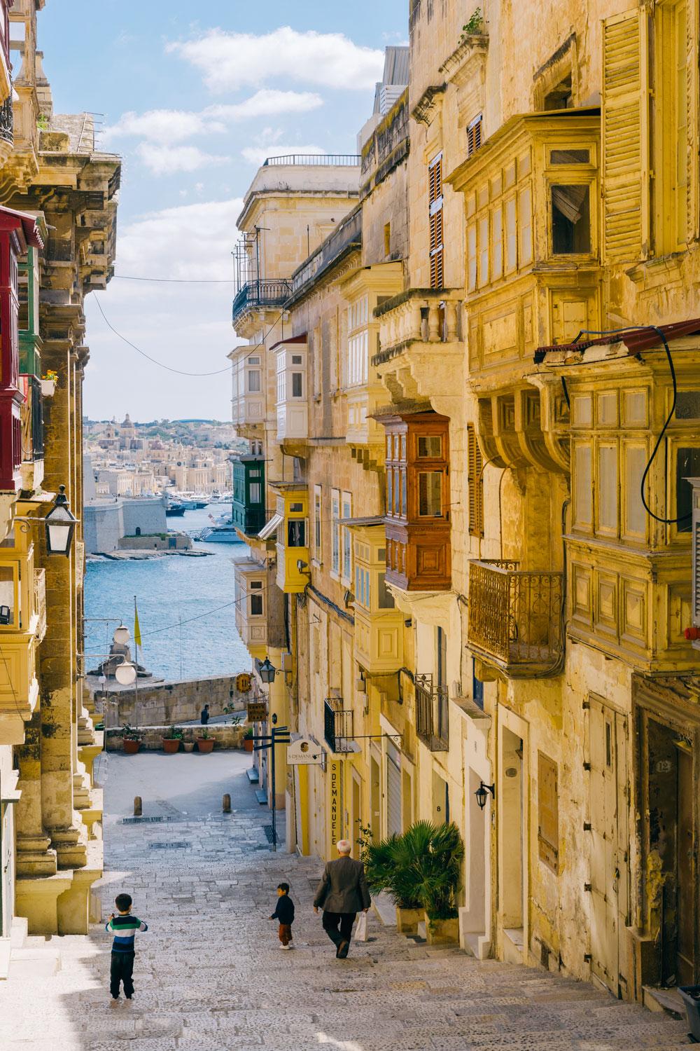 Een typisch oud straatje in Valletta.