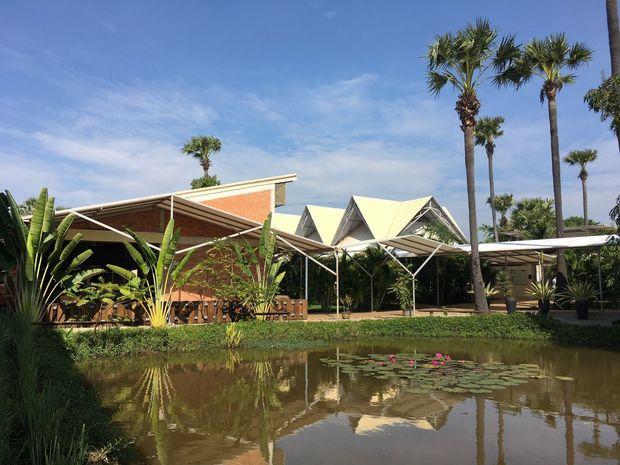 Moderne gebouwen. Menselijke dimensies. En veel groene plekjes. Pactics, het Cambodjaans bedrijf van de Nederlander Piet Holten, onderscheidt zich van de doorsnee Aziatische textielfabrieken.