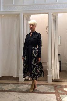 Fashion Talks host Mimma Viglezio past een aantal Dries Van Noten outfits