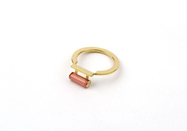 Ring, verkrijgbaar in goud (145 euro) of zilver (140 euro)