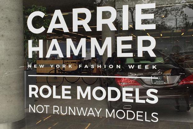 Voor haar show 'Role Models Not Runway Models' ging Carrie Hammer op zoek naar het multidimensionale aspect van 'schoonheid' dat leeftijd, gewicht of huidskleur oversteeg. Over de catwalk liepen 27 vrouwen die in het dagelijkse leven CEO, bankier, slager of sportvrouw waren. 