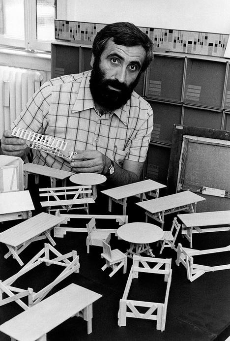 Enzo Mari met enkele van zijn ontwerpen in 1974