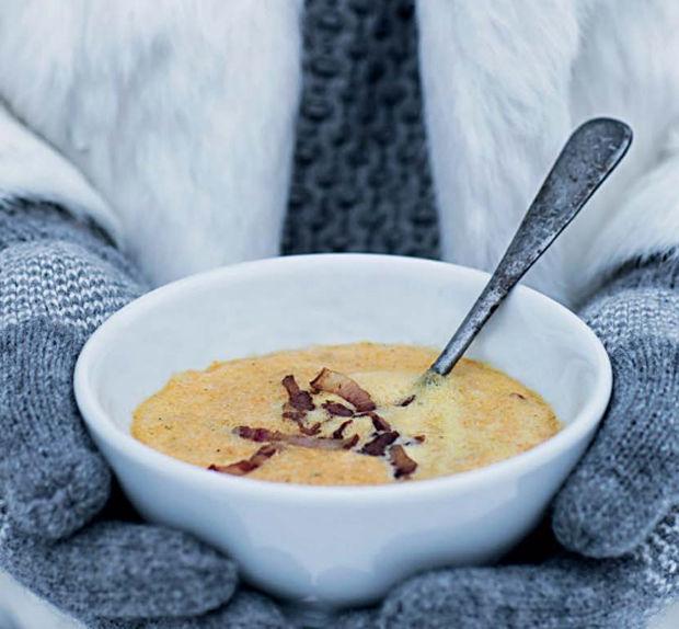 Voedzaam en hartverwarmend: romige wortel-linzensoep met yoghurt en koriander