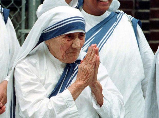 Moeder Teresa is een te extreem voorbeeld van de goeddoener, waardoor mensen zich er niet bedreigd door voelen.