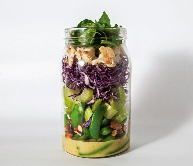 Salade van geroosterde bloemkool met citroenvinaigrette, recept uit 'Salade to go' (zie lager). Draai de bokaal om, giet in een pot en de salade is gemixt.