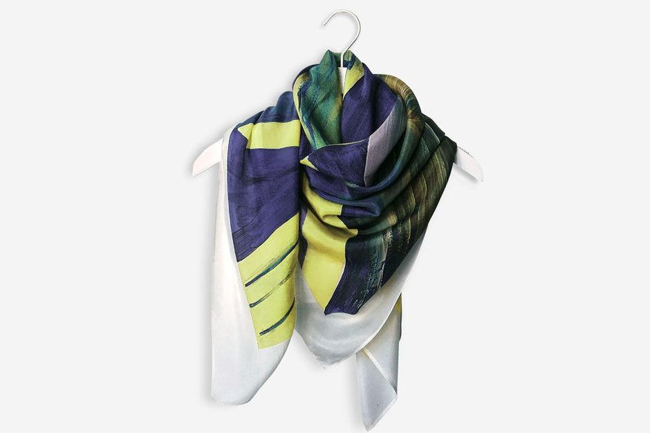 Jonge Zweedse kunstenares ontwerpt exclusieve, handgemaakte sjaal voor Filippa K