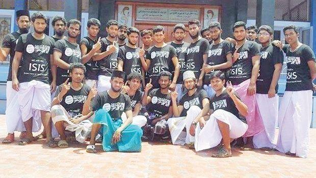 Indische jongeren poseren met IS-shirts