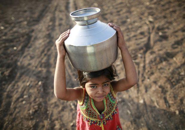 Kinderen worden soms zelfs van school gehouden om te helpen met de waterbevoorrading.