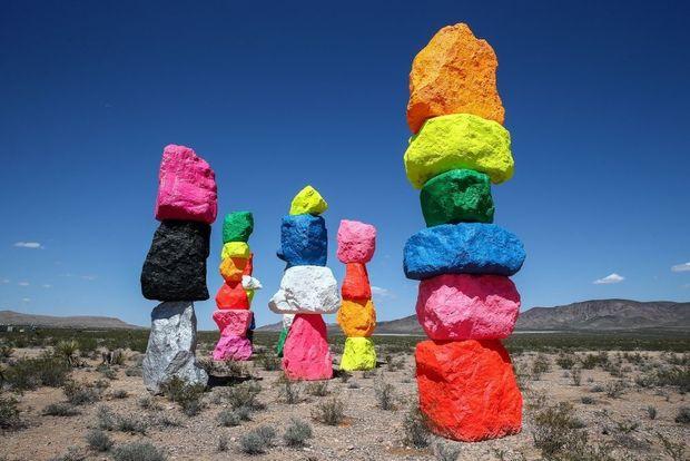 Seven Magic Mountains brengen kleur naar de woestijn rond Las Vegas