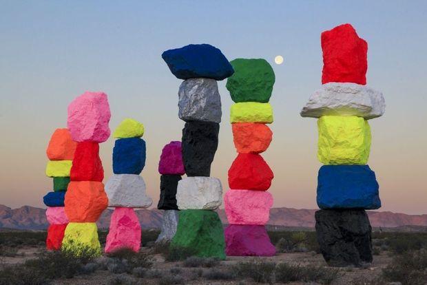 Seven Magic Mountains brengen kleur naar de woestijn rond Las Vegas