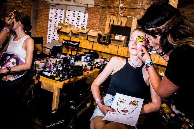 Backstage op Tomorrowland met M.A.C. Cosmetics: tips voor streepvrije make-up op hete dagen
