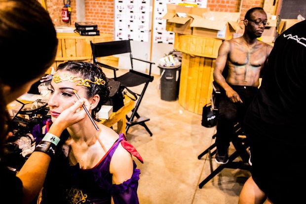 Backstage op Tomorrowland met M.A.C. Cosmetics: tips voor streepvrije make-up op hete dagen