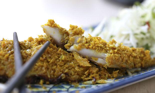 Vietnamese gegrilde makreel in een korst van citroengras en kurkuma