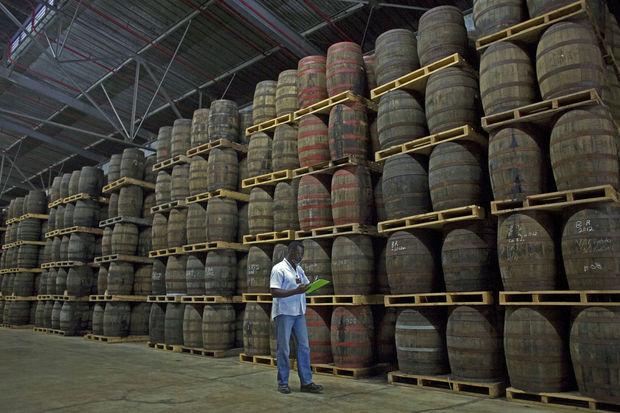 De vaten rum rijpen minstens enkele jaren in de Havana Club-distilleerderij in San Jose de las Lajas.