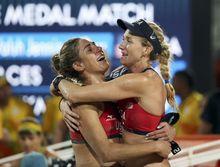 Kerri Walsh (USA) en April Ross (USA) vieren bronzen medaille tijdens Olympische Spelen in Rio. 