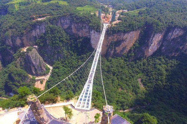 Langste glazen brug ter wereld geopend in China