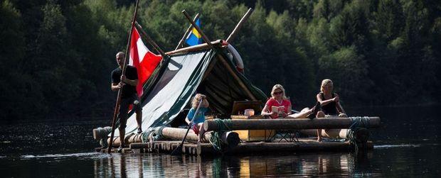 De perfecte manier om te onthaasten: in een zelfgebouwd vlot de Klarälven rivier in Zweden afvaren