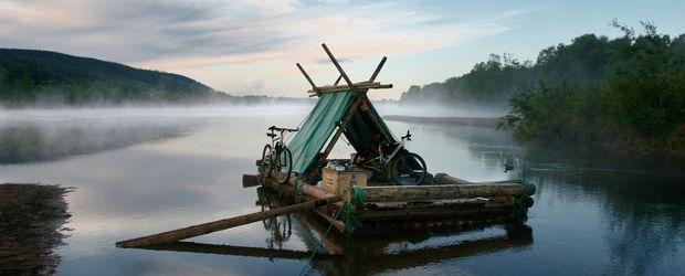 De perfecte manier om te onthaasten: in een zelfgebouwd vlot de Klarälven rivier in Zweden afvaren