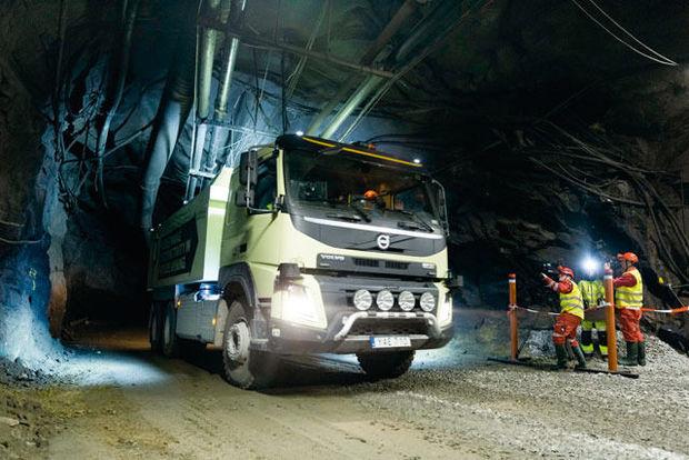 De son côté, Volvo (ici, le FMX testé dans un tunnel) expérimente également des camions à conduite autonome.