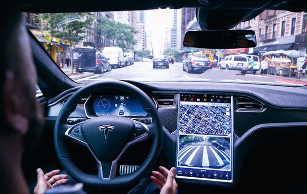 En mai dernier, le pilotage automatique d'une Tesla S (ici dans les rues de New York) a provoqué, en Floride, un premier accident mortel. On est loin du bilan sécuritaire global...