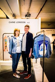 Het duo poseert voor ons in de showroom van London Fashion Week