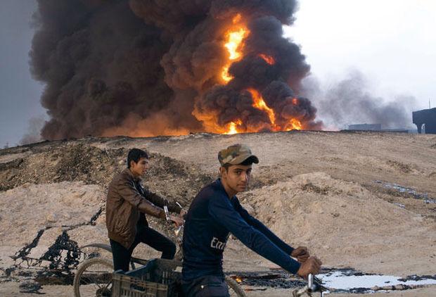 Un puits de pétrole en feu dans la localité de Qayara, au sud de Mossoul, reprise par l'armée irakienne: Daech applique une politique de la terre brûlée.