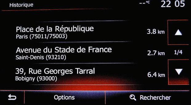 Le GPS de la Clio conduite par Abdeslam le 13 novembre 2015 retrace son itinéraire. La dernière destination programmée, place de la République, à Paris, reste une énigme : il a finalement abandonné son véhicule dans le XVIIIe arrondissement.