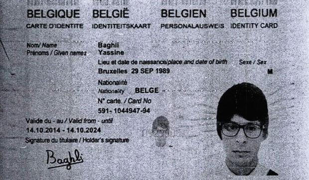 Dans les mois qui précèdent les attentats de Paris, Abdeslam dispose d'une fausse carte d'identité belge où il apparaît grossièrement grimé.