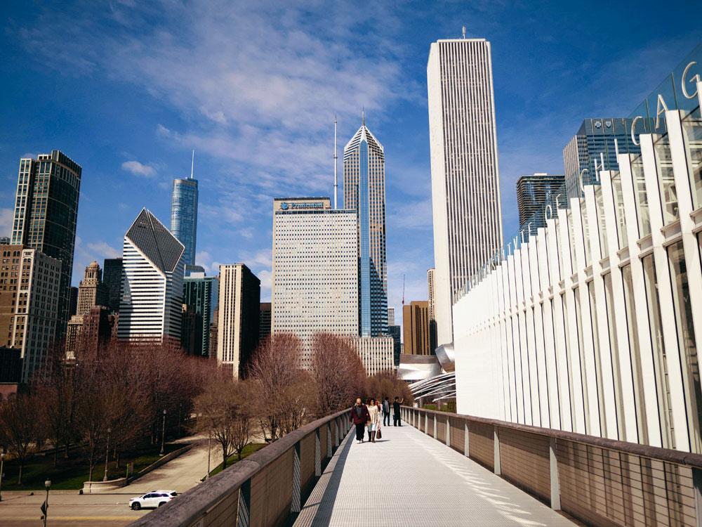 De skyline van Chicago te voet bewonderen kan op de Nichol Bridgeway uit 2009, ontworpen door Renzo Piano.