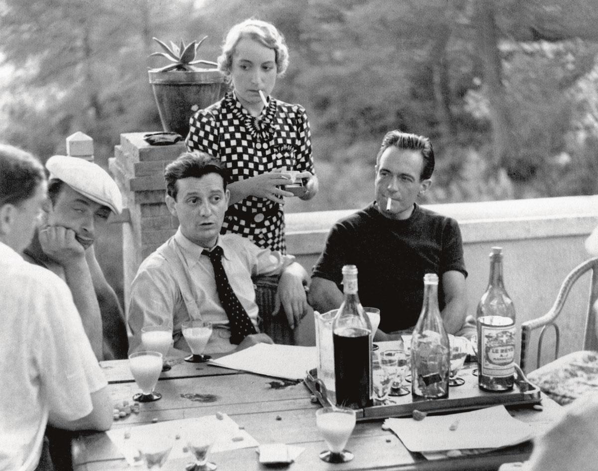 Auteur Marcel Pagnol met acteurs Orane Demazis en Pierre Fresnay op de set van de film César in 1936. Met de glazen pastis in een prominente gastrol.