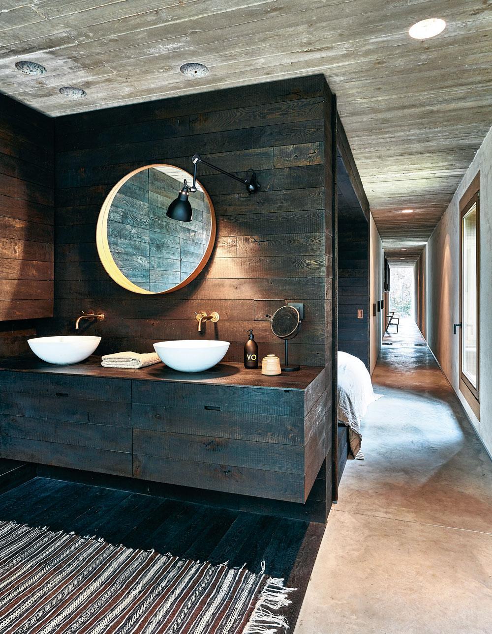 Zwart eikenhout kreeg een prominente rol in de bad- en slaapkamer.