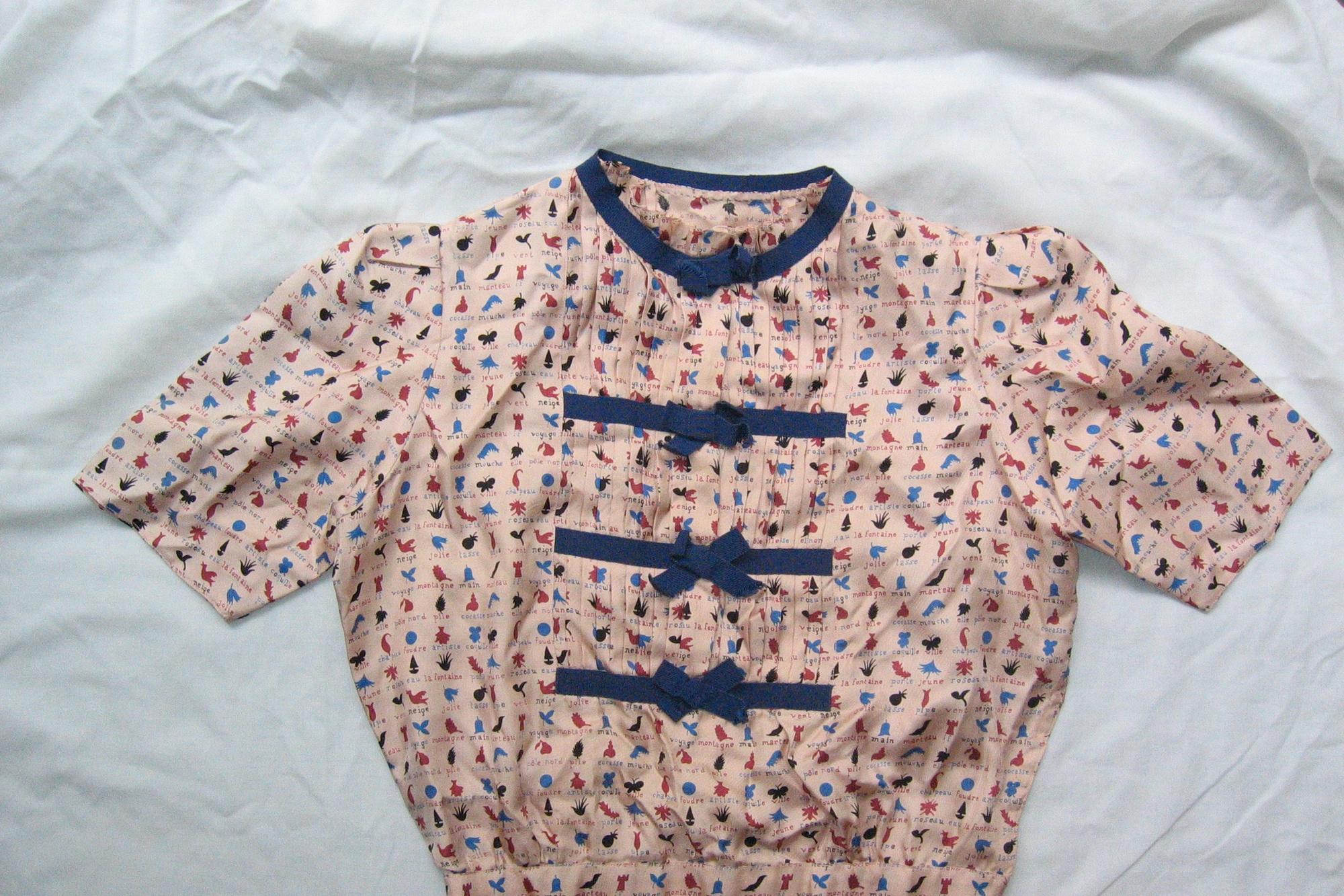 Deze surrealistisch geïnspireerde blouse dateert uit ca. 1938 en komt uit een privéverzamelin