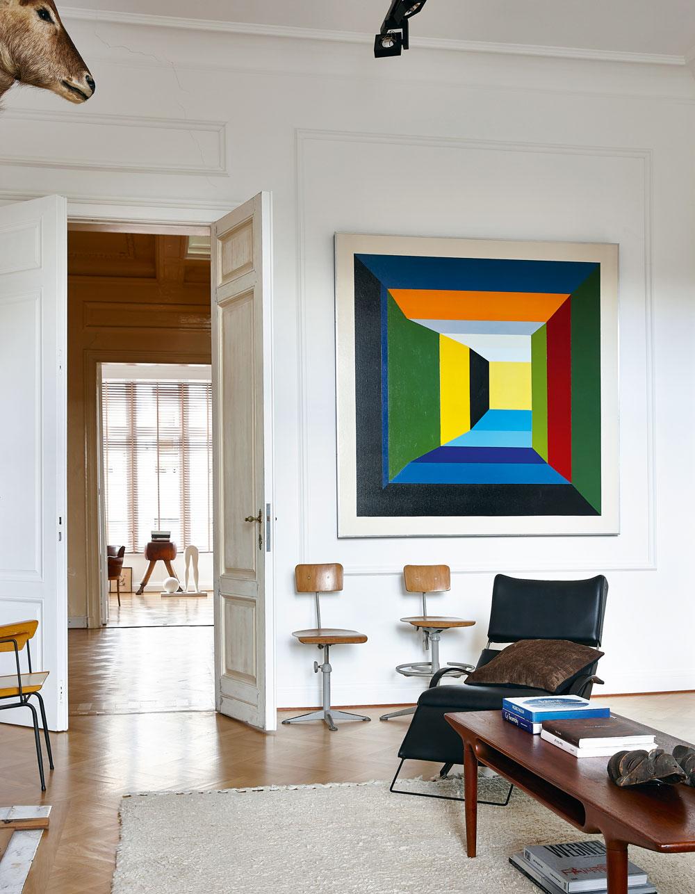 Het mooiste doorzicht van de woning, met als blikvanger een schilderij van Guy Vandenbranden, op wiens kunst Van Steenbergen zijn nieuwste collectie baseert.